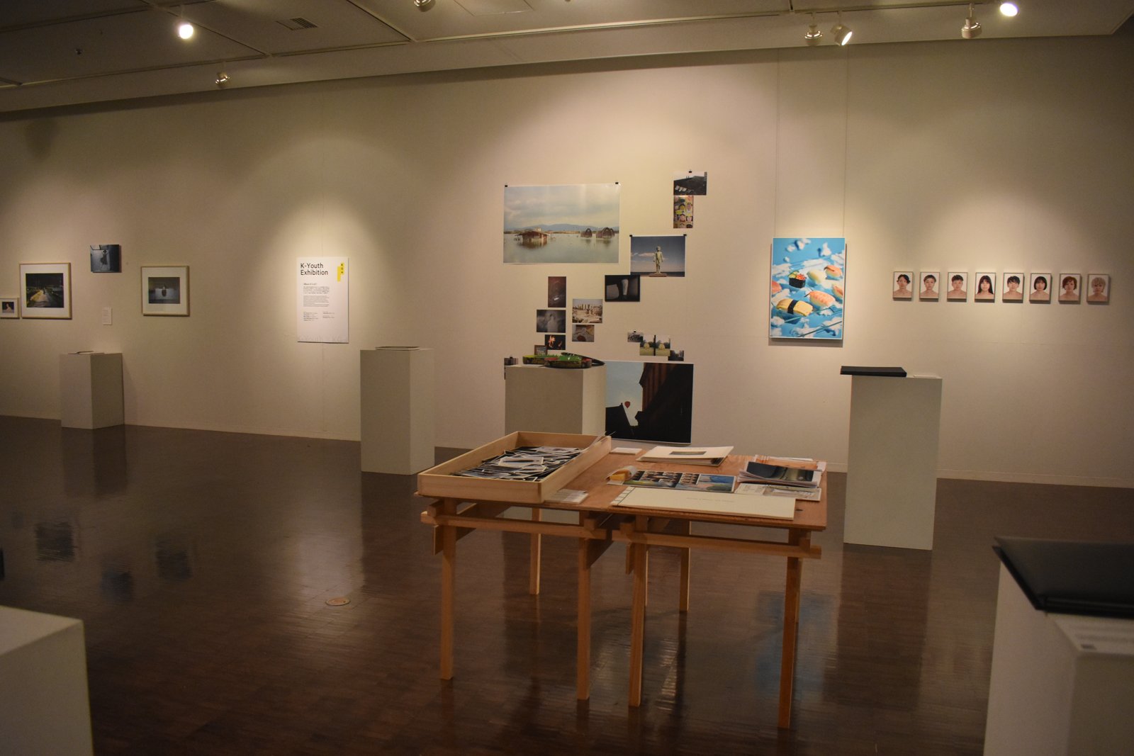 Call After · 写真集と作品を展示した会場全景