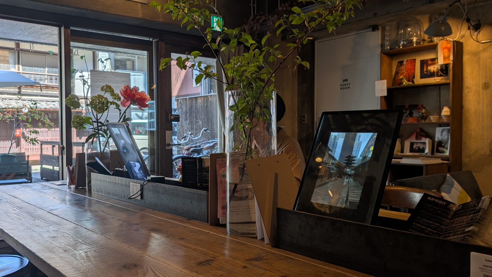 NINI ROOM · 室内と展示の広がり