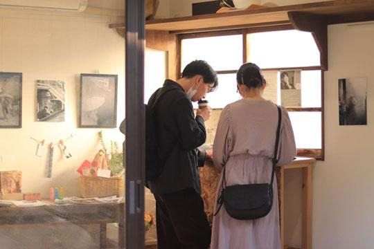 来場者と写真展示 · 会場風景