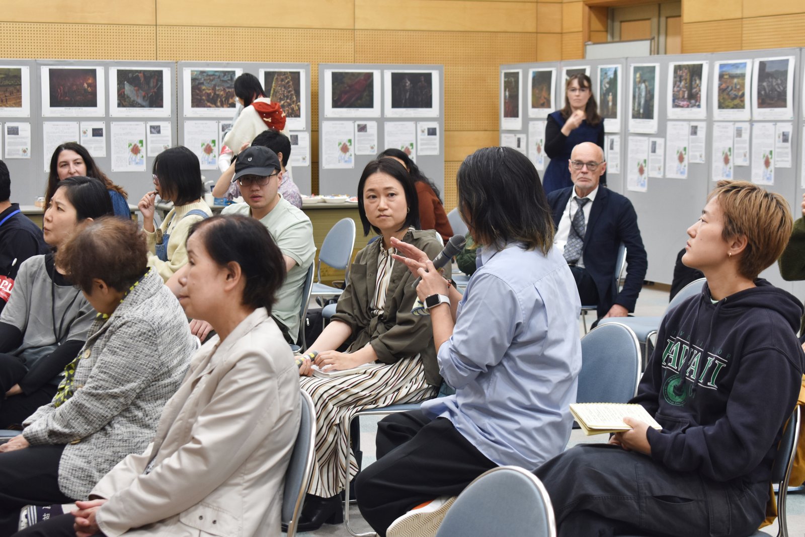 会場で対談を聞く参加者たち