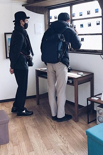 展示を見ながら話す来場者